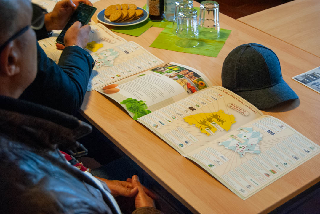 Epos Broschuere auf Tisch