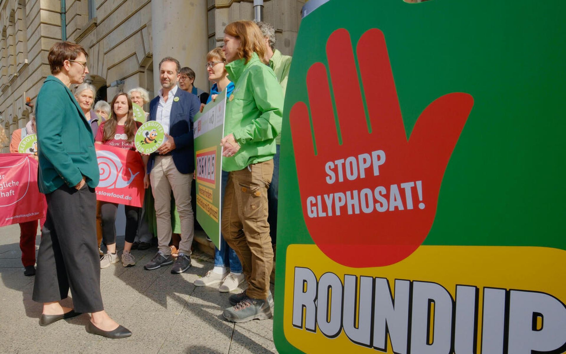 Greenpeace Aktivisten diskutieren mit Politiker für die Aktion Stopp Glyphosat