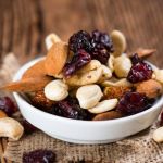 Mandeln Cashewnüsse und Rosinen in einer Schale
