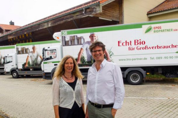 Susanne und Hermann Oswald vor Lastwagen mit Echt Bio für Großverbraucher